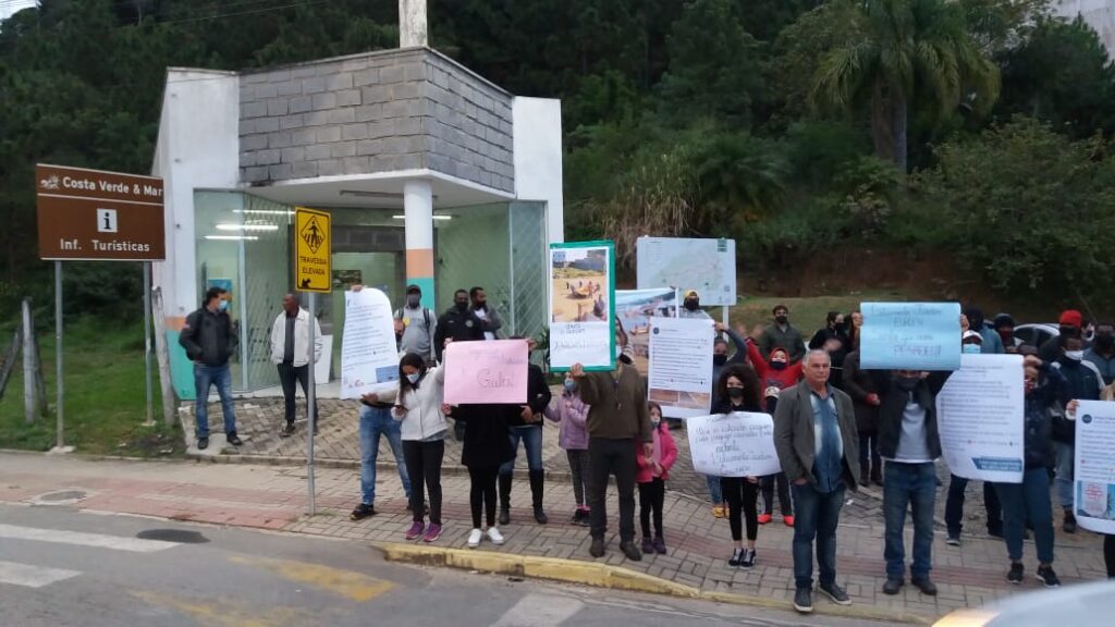 Moradores do Jardim Europa de Camboriú fazem manifestação na entrada da cidade