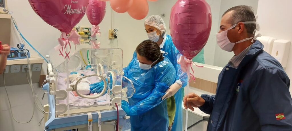 Mãe, que deu a luz enquanto estava internada com Covid, conhece a filha após um mês de ter dado a luz em Rio do Sul