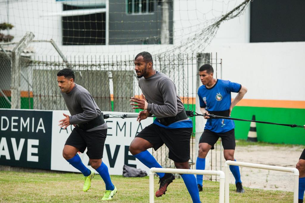 Jogadores do Cambura treinam focados para enfrentar o Atlético de Tubarão semana que vem