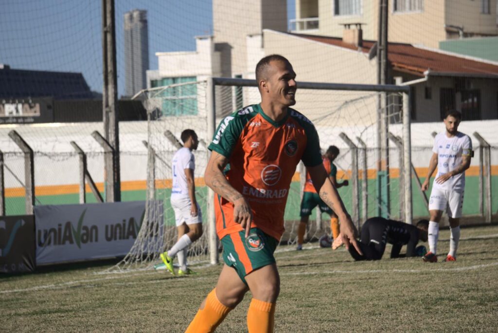 Camboriú entra em campo neste domingo contra Nação. Confira a escalação do Cambura