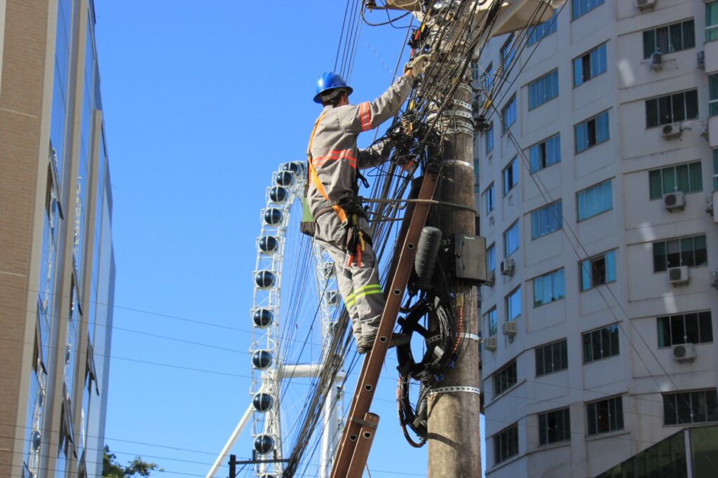 Força-tarefa para retirada de fios obsoletos de postes está na Avenida Brasil