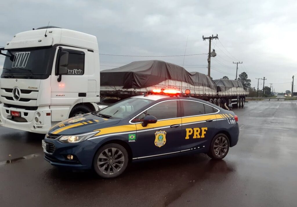 PRF flagra 20 toneladas de excesso em rodotrem na BR 101 em Araranguá