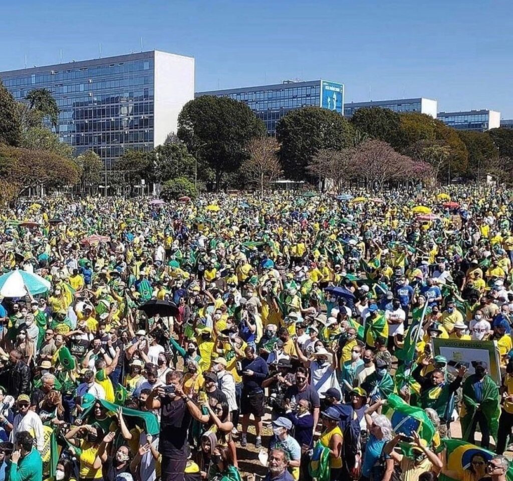 Vestidos de verde e amarelo e em manifestação pacífica, povo vai as ruas em apoio ao Presidente Jair Bolsonaro e pelo voto auditável