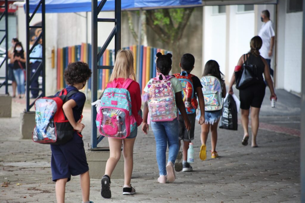 Unidades escolares de Itajaí retomarão aulas 100% presenciais na próxima segunda, dia 30