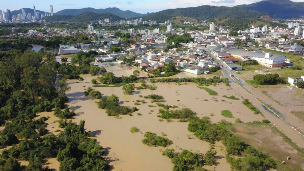 Moradores de Camboriú atingidos pelos alagamentos já podem fazer o cadastro para sacar o FGTS