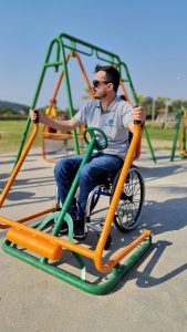 Equipamentos para cadeirantes em parques e academias são instalados ao ar livre em Camboriú