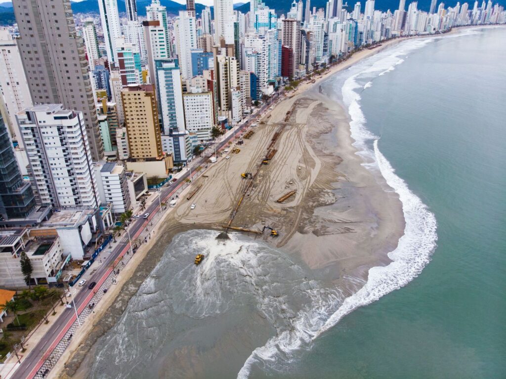 Recuperação da faixa de areia em Balneário Camboriú já avançou 350 metros até esta sexta-feira