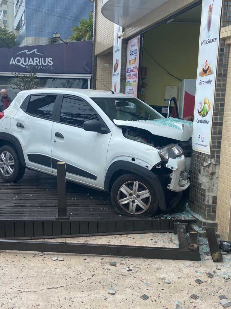 Discussão de trânsito acaba em carro invadindo sorveteria na beira-mar de Balneário Camboriú