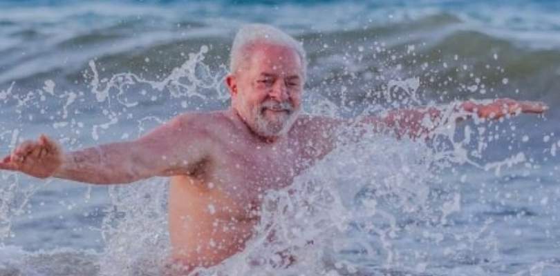 PM do Ceará isola faixa de praia para Lula tomar banho de mar X Bolsonaro se joga no mar ao encontro dos banhistas