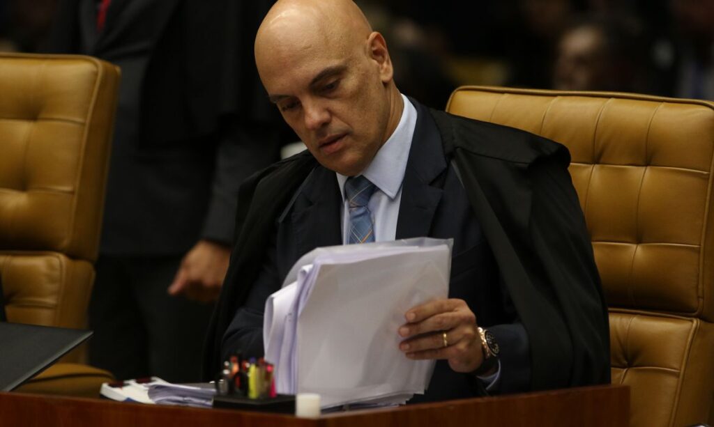 Bolsonaro formaliza pedido de impeachment de Alexandre de Moraes