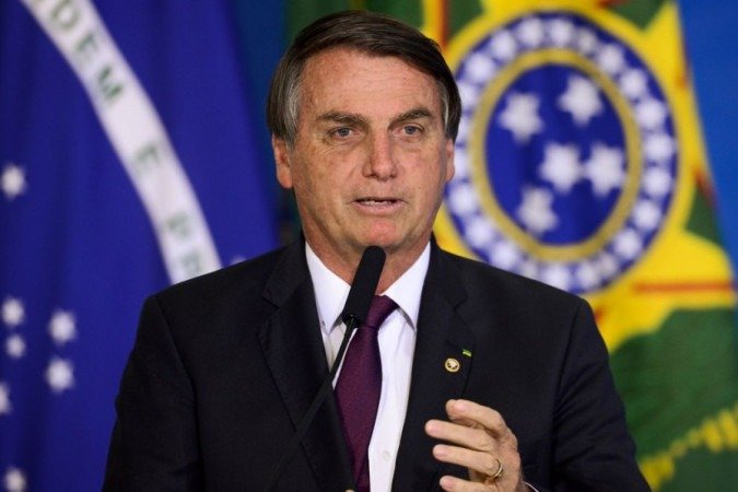 Bolsonaro assina MP que dificulta exclusão de perfis das redes sociais