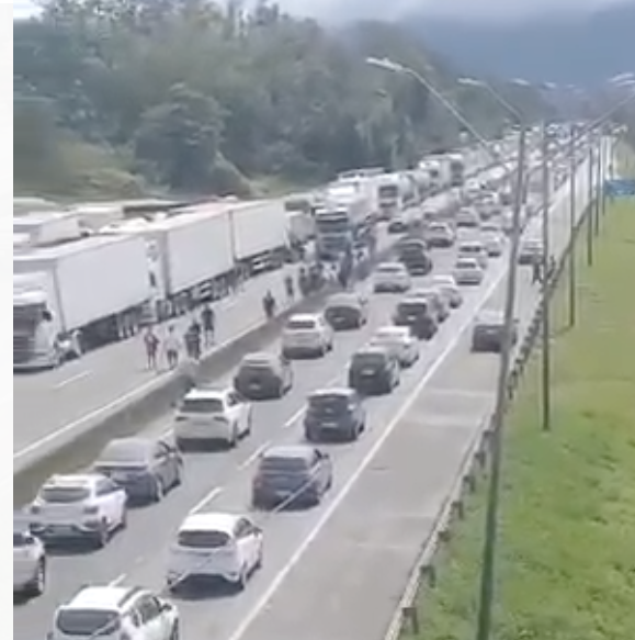 Em Guaruva, norte de Santa Catarina, BR está totalmente parada