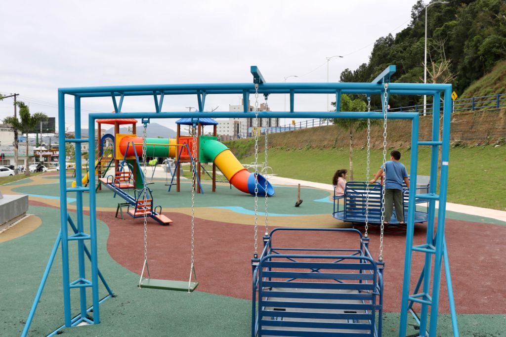 Parques adaptados são instalados em Balneário Camboriú