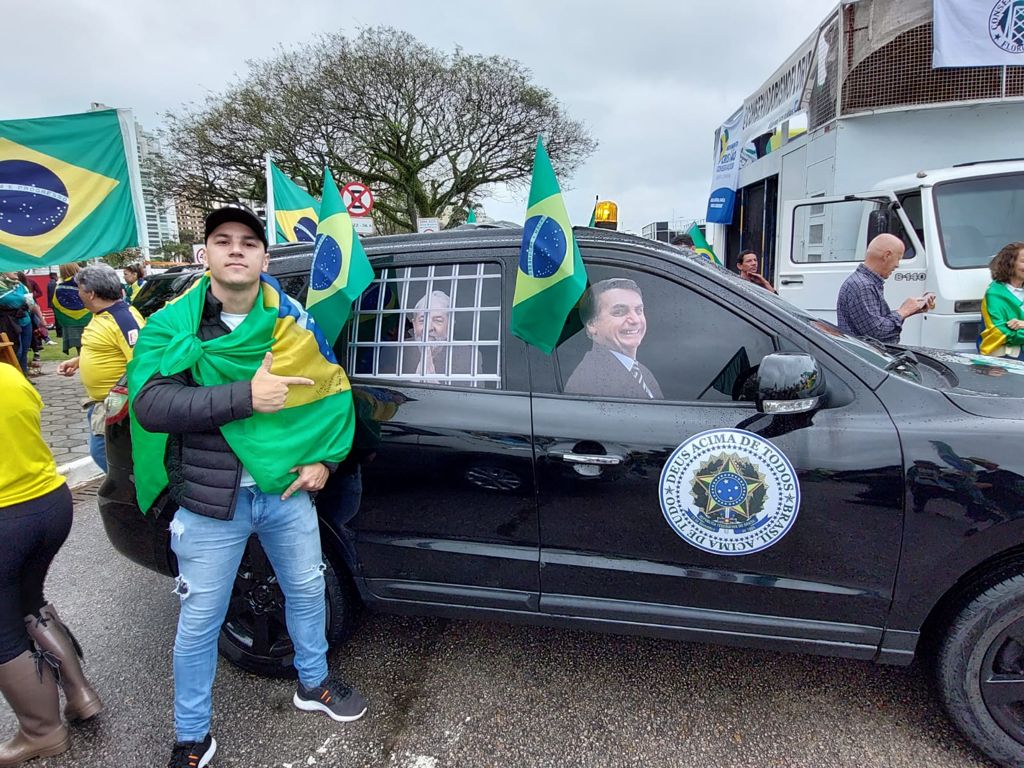 Em Balneário Camboriú e em Florianópolis povo também vai as ruas neste 7 de setembro