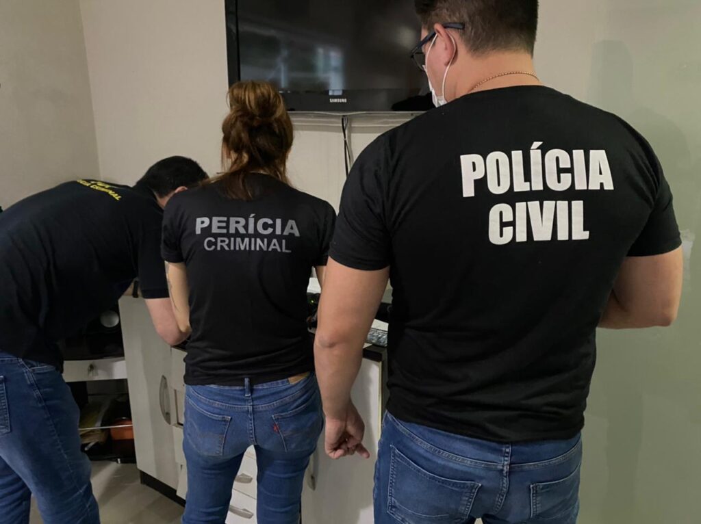 Polícia Civil cumpre mandados prisão e busca e apreensão por pornografia infantil em Camboriú