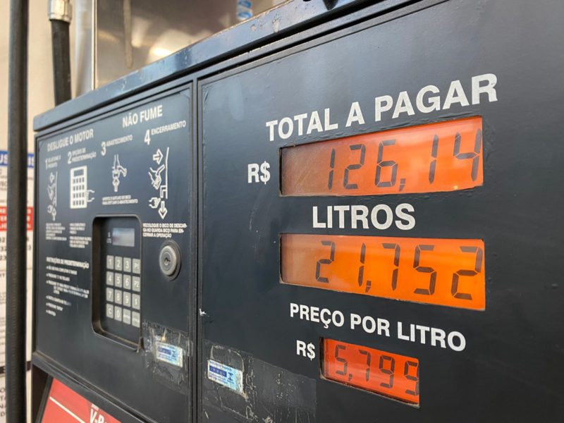 Pesquisa mostra gasolina próxima de R$ 6 em cidades de SC