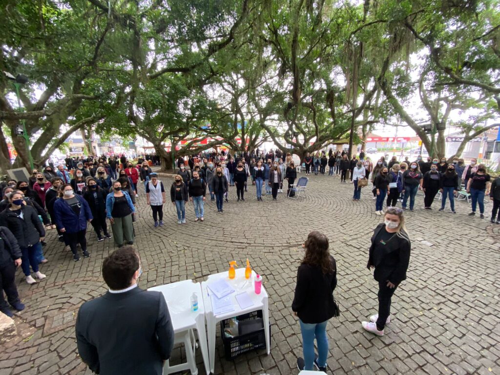 Professores da Rede municipal de Camboriú pararam as atividades nesta quarta-feira