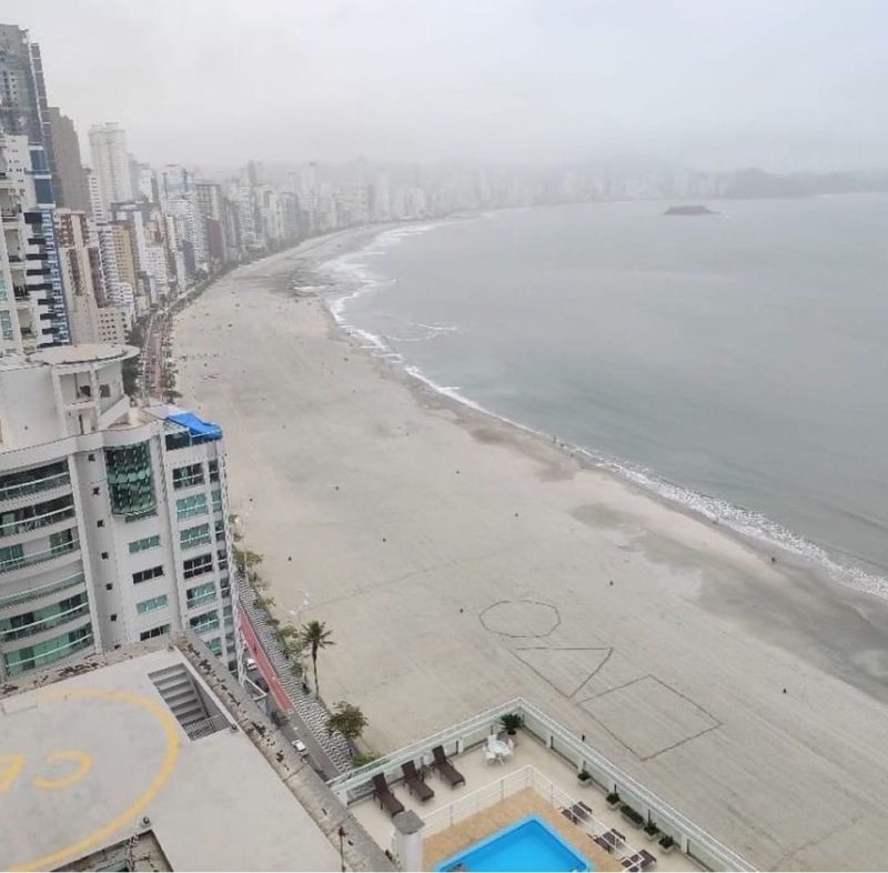 Símbolos da série Round 6 na praia de Balneário Camboriú