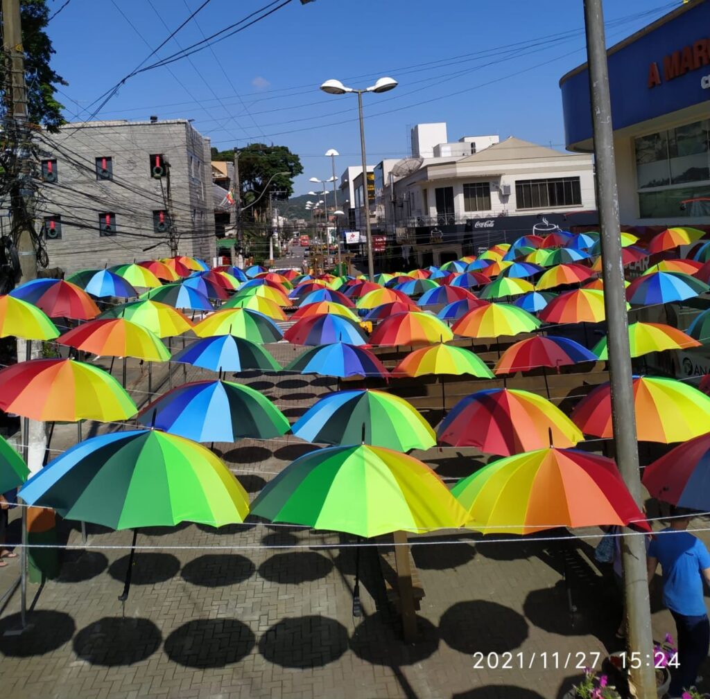 Sombrinhas coloridas e balanço na praça da Figueira