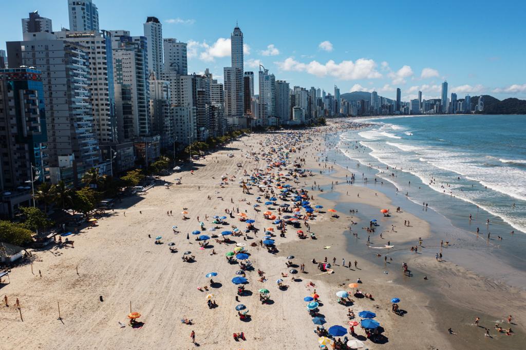 Reveillon e Abertura da Temporada de Verão, por enquanto, estão mantidos, afirma prefeito Fabrício