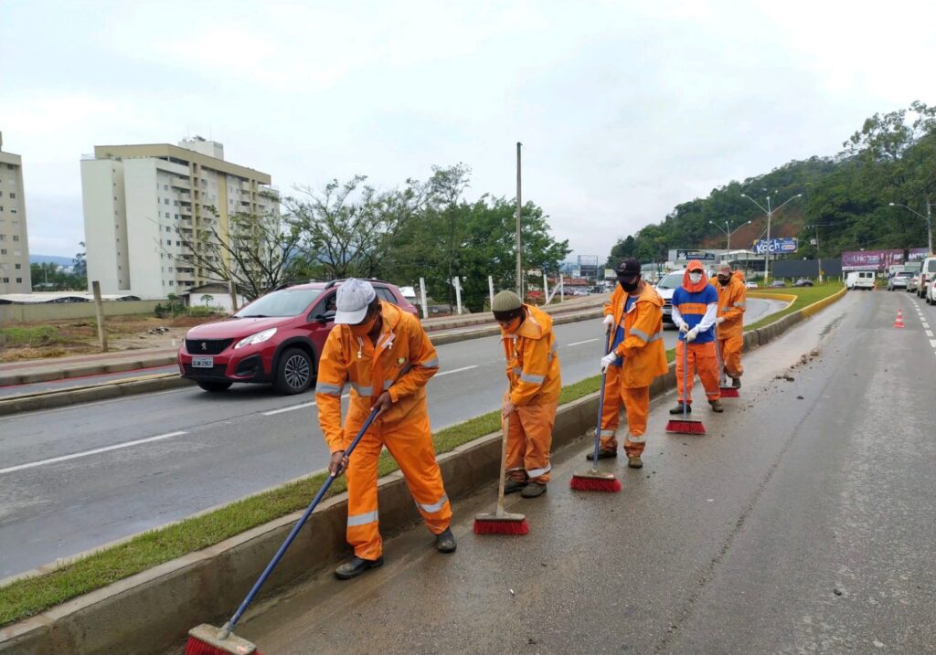 Empresa que fará limpeza urbana abre 30 vagas de emprego