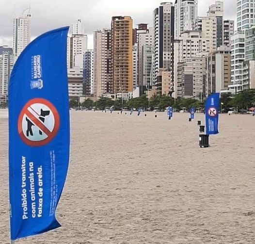 Hastes das bandeiras indicando a proibição de cães na praia de Balneário Camboriú são roubadas