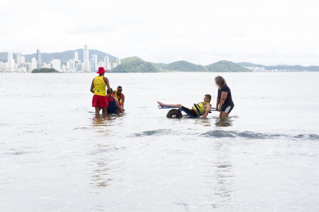 Praia acessível na nova Praia Central