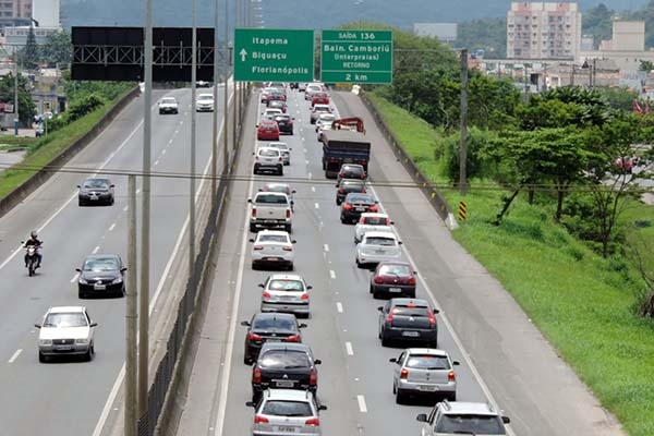 Prefeito de BC sugere liberação de acostamento da BR 101 para melhorar fluxo nas rodovias