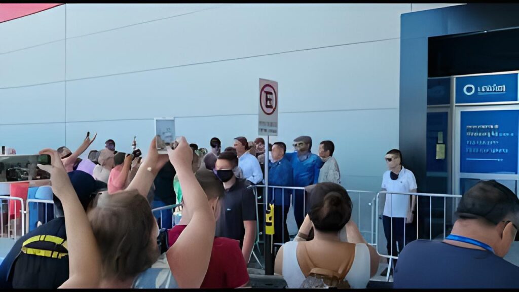 Bolsonaro é recepcionado no aeroporto de Navegantes por simpatizantes aos gritos de ‘Mito’