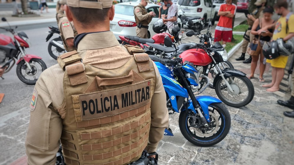 Polícia Militar aborda dois homens suspeitos de estarem usando entorpecentes e é acusada pelos mesmos de agressão