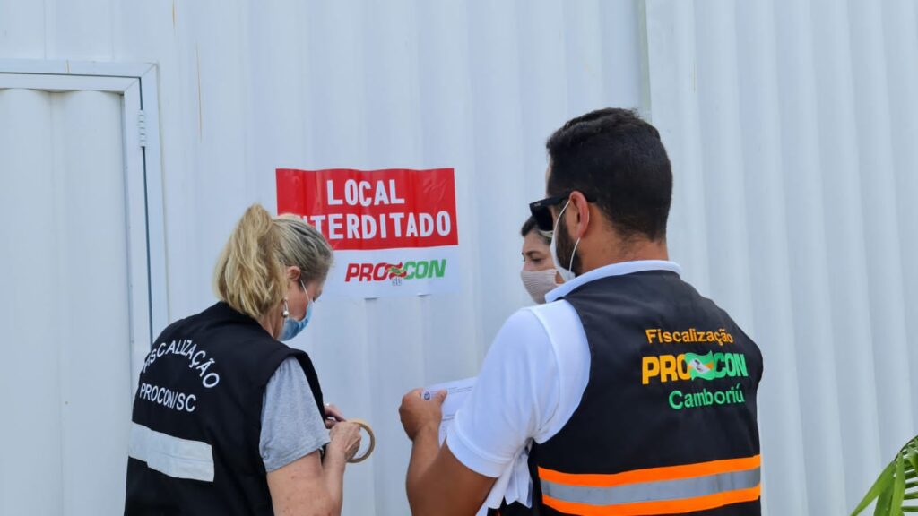 Procon interdita loja de venda de veículos seminovos e um posto de combustível