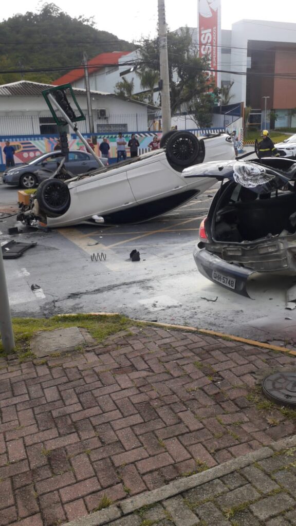 Veículo pega fogo após acindente na Oswaldo Reis