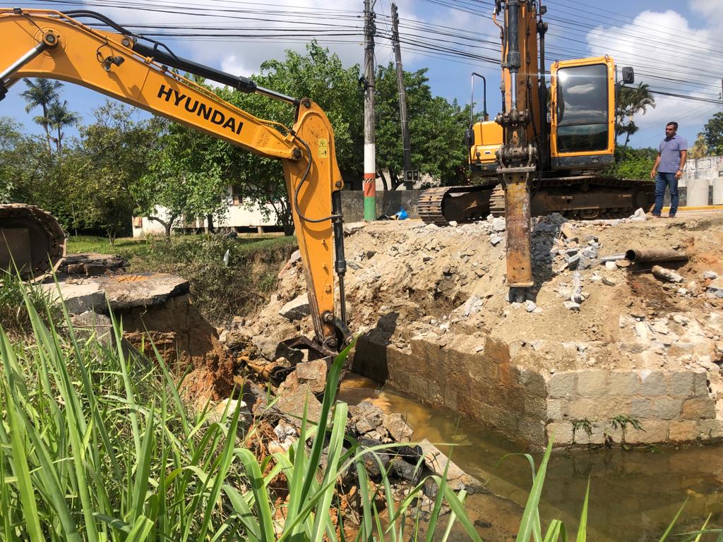 Ponte do Rio Pequeno é demolida para dar início às obras de reconstrução