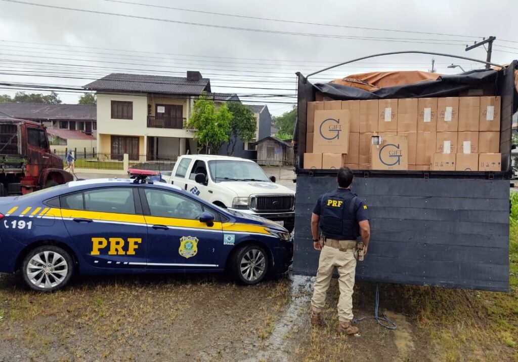 240 mil maços de cigarros contrabandeados são apreendidos depois de motorista fugir da fiscalização na BR 280 em Guaramirim