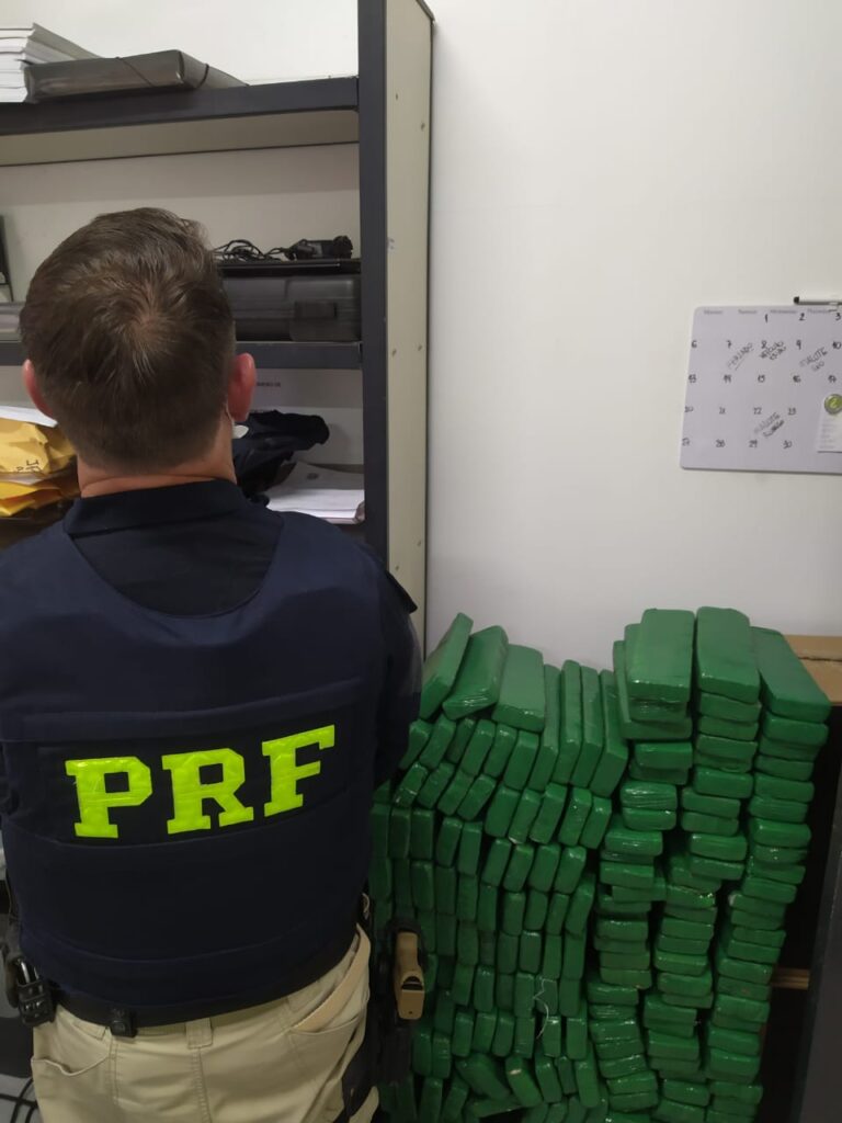 PRF apreende 107 kg de maconha na BR 470 em Lontras