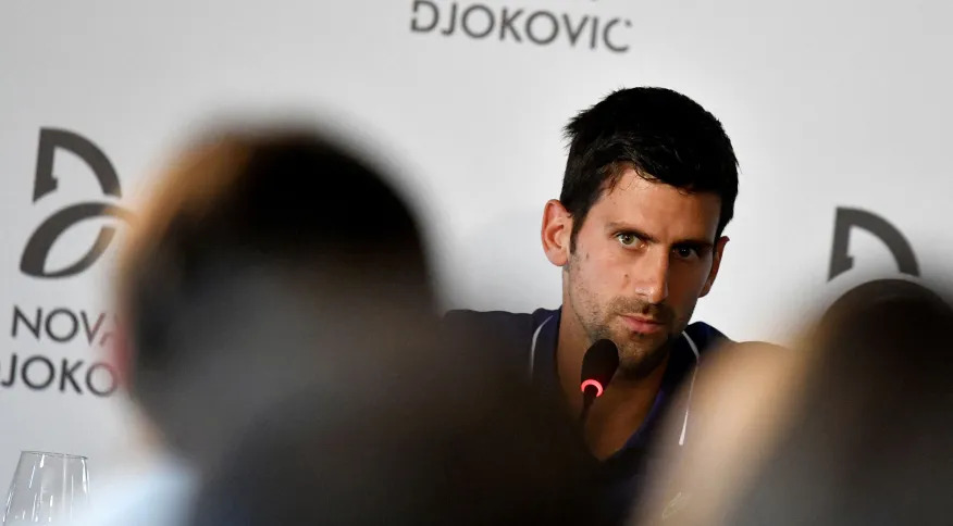 Djokovic obteve isenção de vacinação por testar positivo para Covid-19, dizem advogados