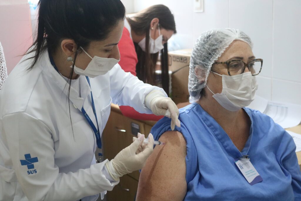 Em Camboriú sábado também é dia de vacinação contra o Coronavírus