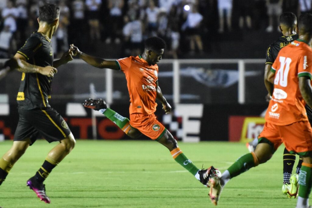 Cambura perde para Figueirense mas mantém quarto lugar