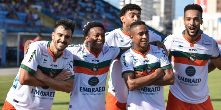 Camboriú vence Barra em reedição de final e cola na liderança do Catarinense