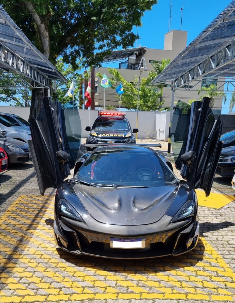 Veículo de luxo avaliado em R$ 4 mi foi apreendido em Balneário Camboriú