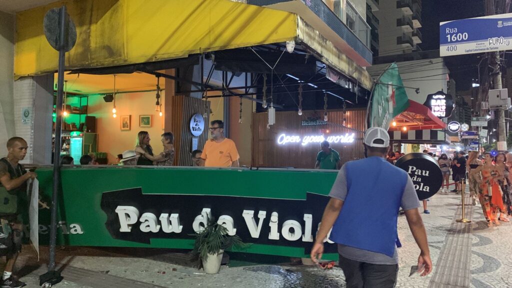 Fachada de um restaurante a beira-mar cai e por pouco não atinge clientes