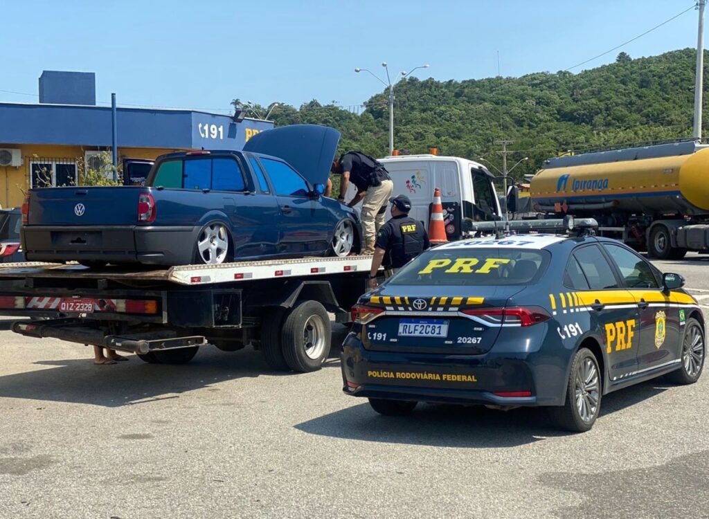 Picape que estava caracterizada como viatura da PRF é apreendida em Balneário Camboriú