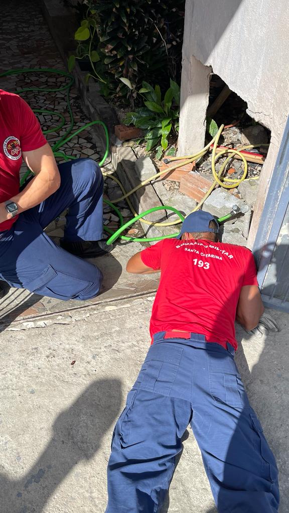 Bombeiros resgatam homem após “vozes” em canalização de esgoto pedindo socorro