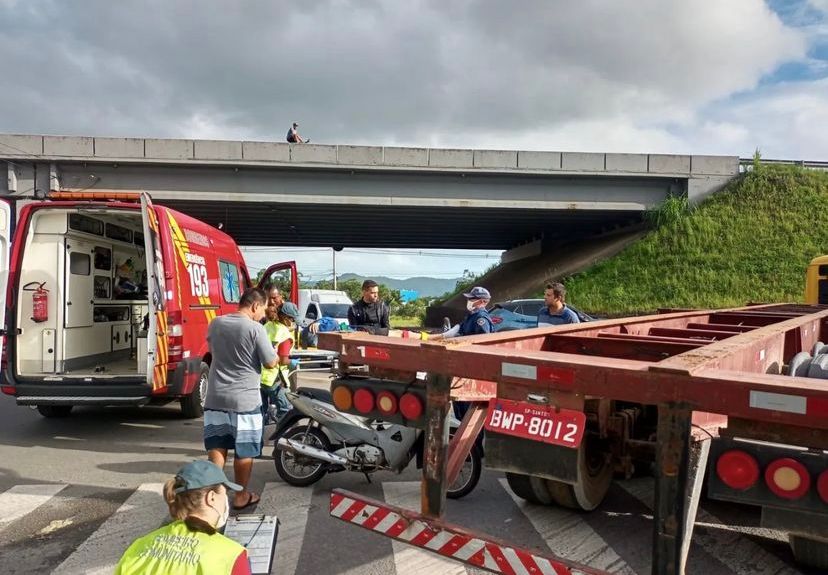 Homem cai embaixo de caminhão em movimento em Itajaí e sobrevive