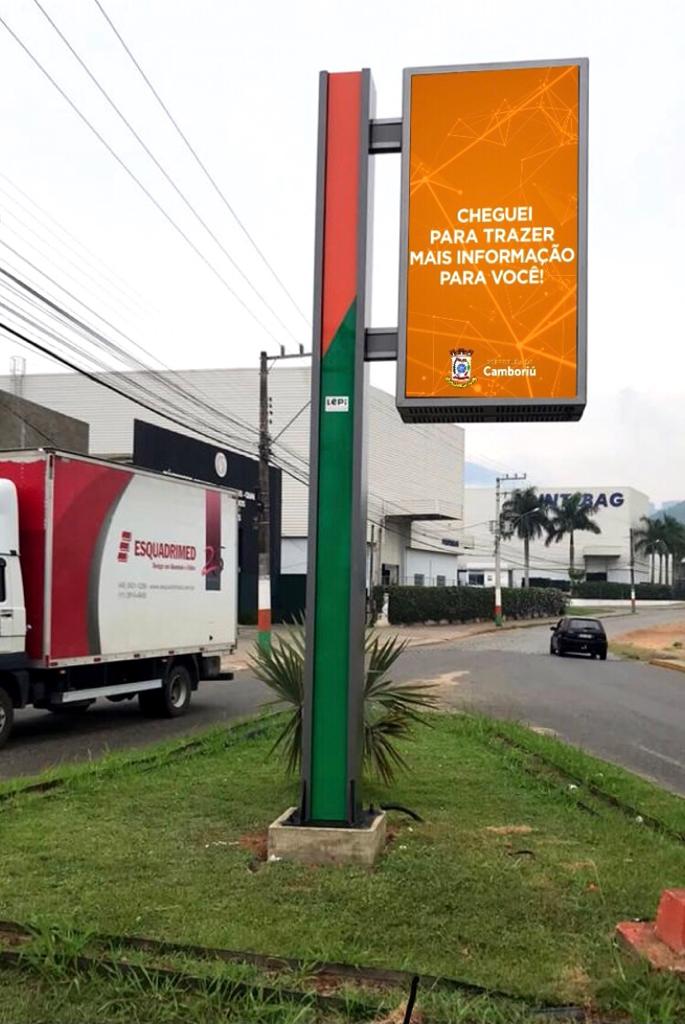 Tem novidade na praça: painéis digitais com relógio e marcador de temperatura começam a ser instalados na cidade