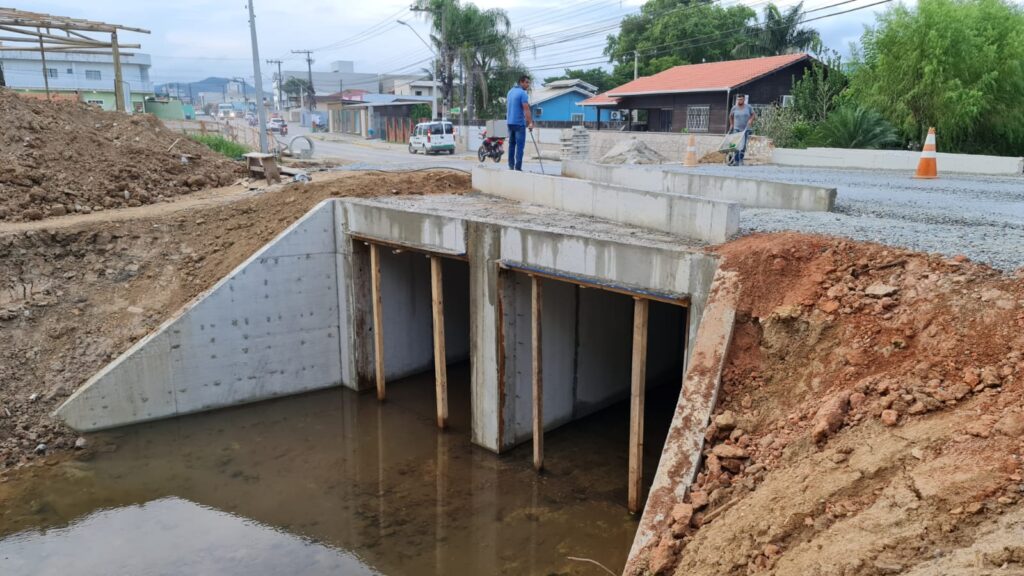 Ponte do Rio Pequeno é liberada para passagem de veículos