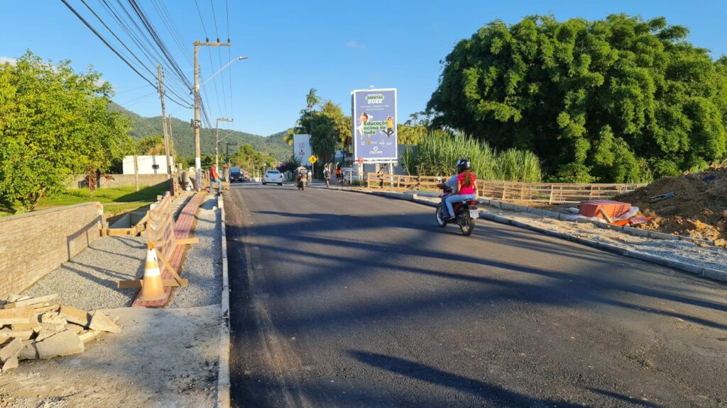 Ponte do Rio Pequeno recebe pavimentação asfáltica