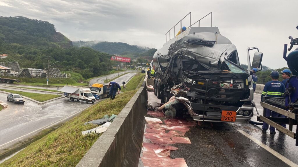 Dois caminhões colidem na BR101 e BR-101 parcialmente interditada