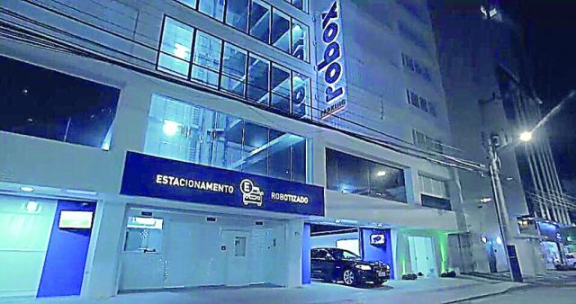 Homem morre após ter cabeça prensada em manutenção de elevador no centro de Balneário Camboriú