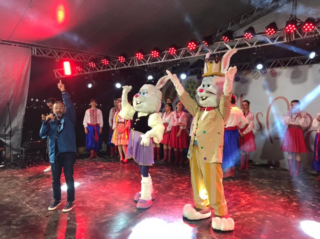 Brincadeiras e muita diversão marcam a abertura da Páscoa em Balneário Camboriú